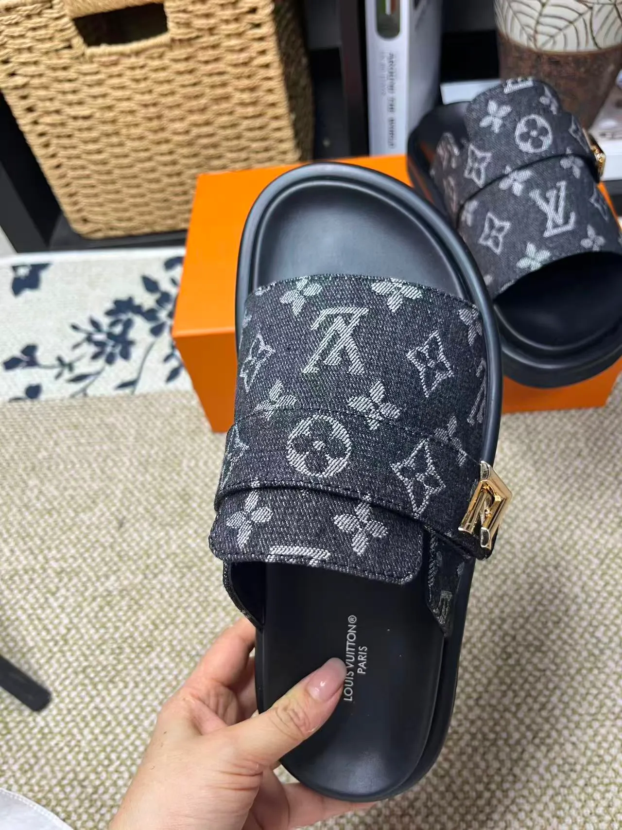 P340 [New Style] [LOUIS VUITTON] Louis Vuitton, LV printing, men's and women's slippers are now on the market, packed in drawer boxes with cloth bags and cards, the upper pattern looks very soft and waxy, and is a super versatile leg slimming tool. Fabric: imported denim/canvas/old fabric, LV hardware LOGO, official website pattern printing, comfortable to wear, feet: high-elastic PU water table. Sole: foam sole, heel height: about 5cm. Code number: 35-46, 35, 45, 46 are custom-made and non-returnable. Color: multiple colors and styles available.